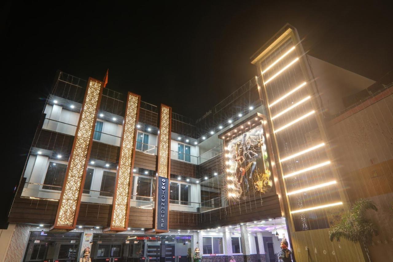 Townhouse P.S.Palace Near Amausi Metro Station Lucknow Exteriör bild
