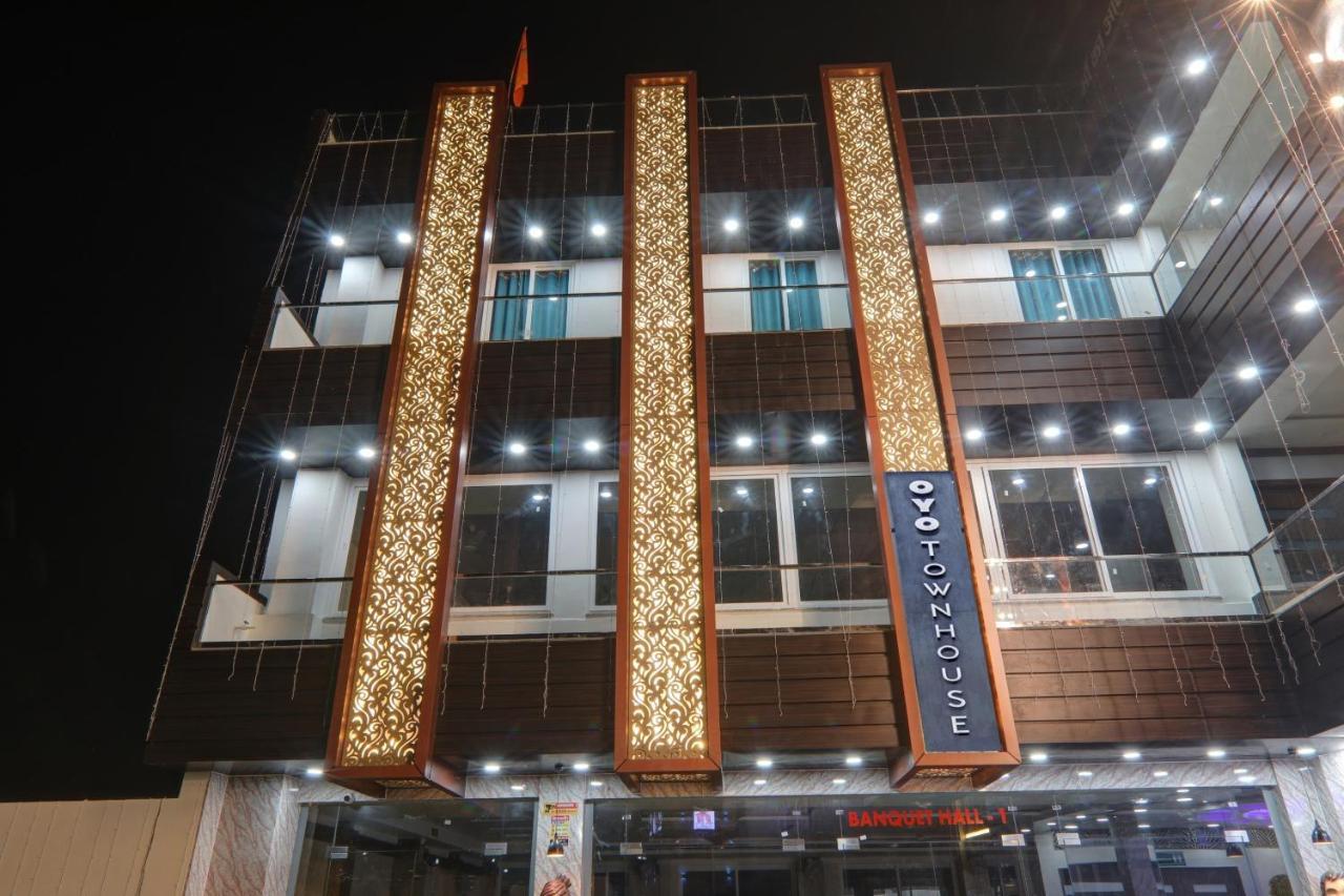 Townhouse P.S.Palace Near Amausi Metro Station Lucknow Exteriör bild