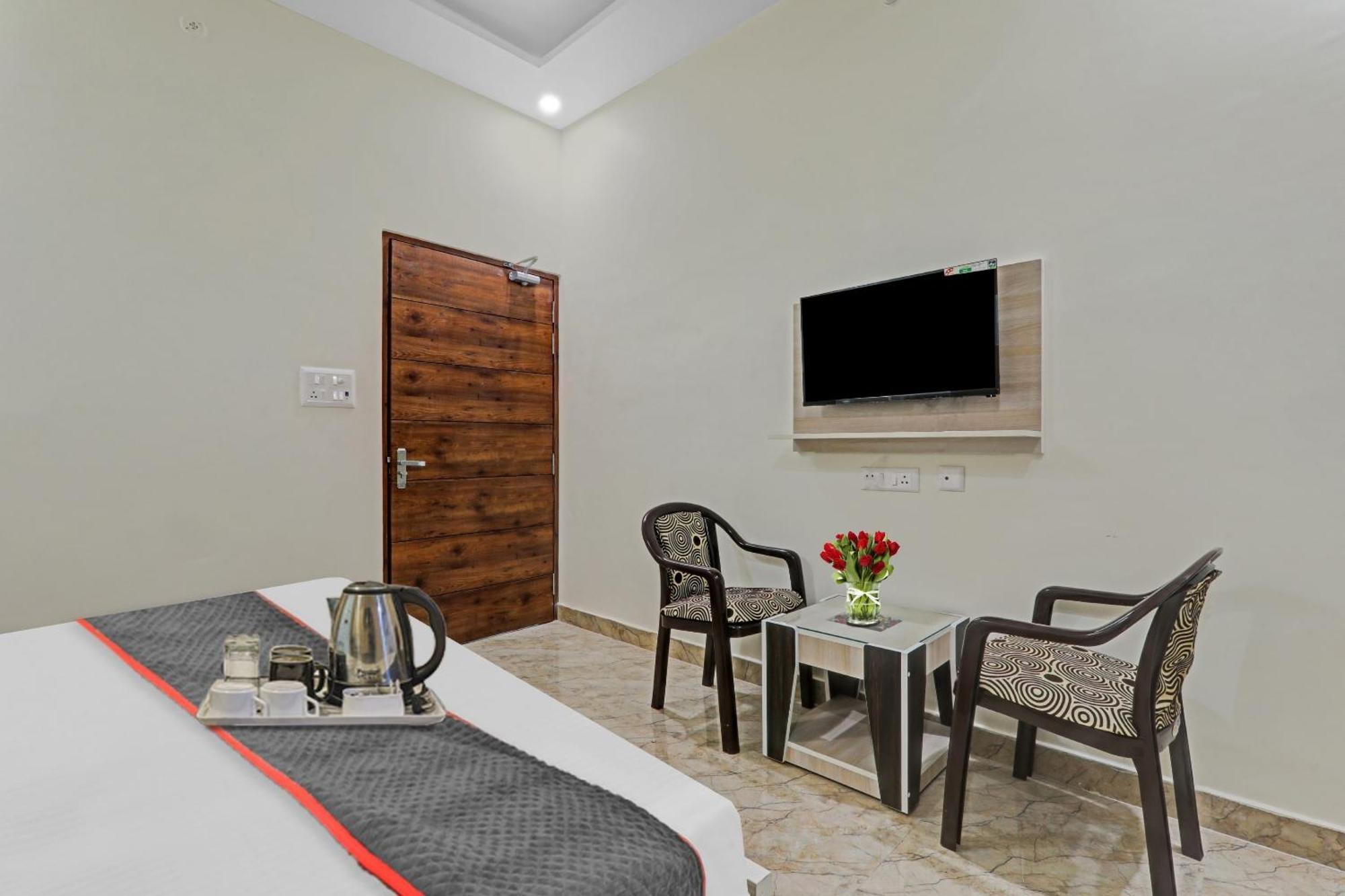 Townhouse P.S.Palace Near Amausi Metro Station Lucknow Exteriör bild