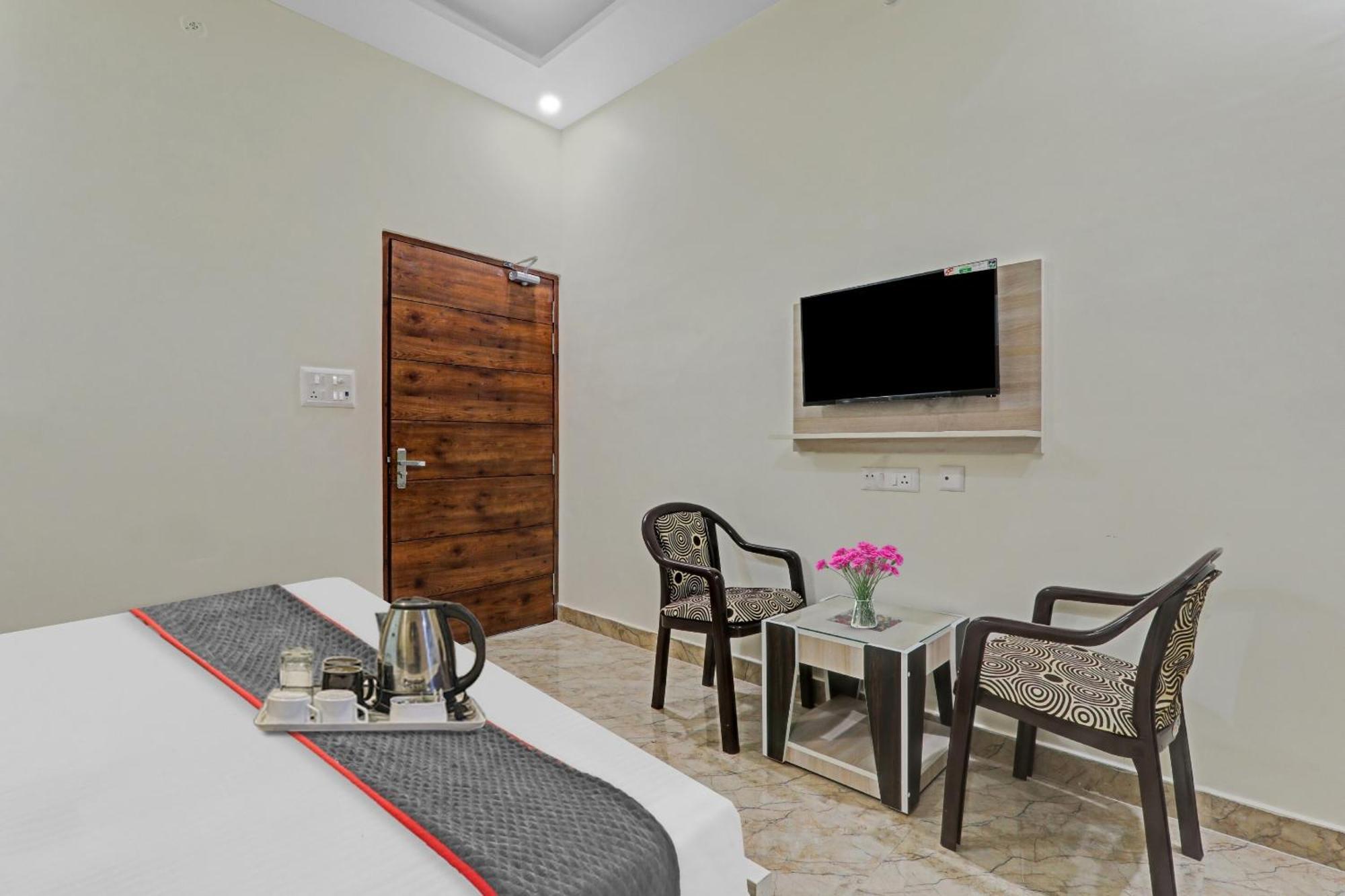 Townhouse P.S.Palace Near Amausi Metro Station Lucknow Exteriör bild