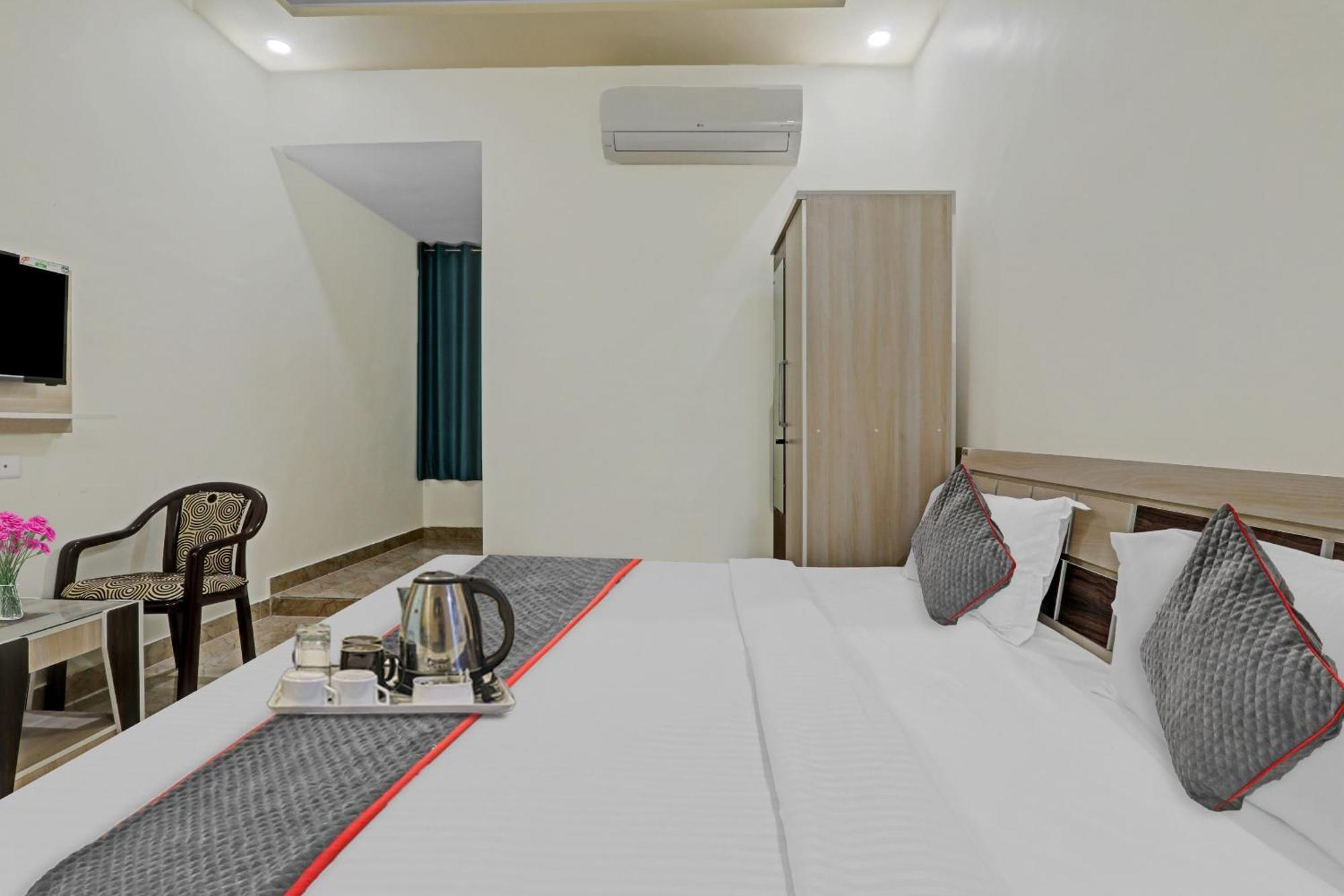 Townhouse P.S.Palace Near Amausi Metro Station Lucknow Exteriör bild