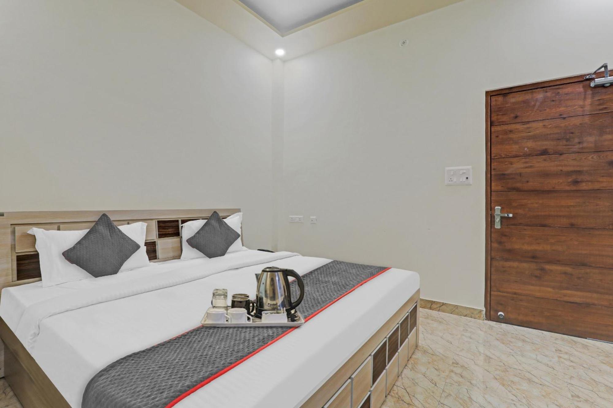 Townhouse P.S.Palace Near Amausi Metro Station Lucknow Exteriör bild