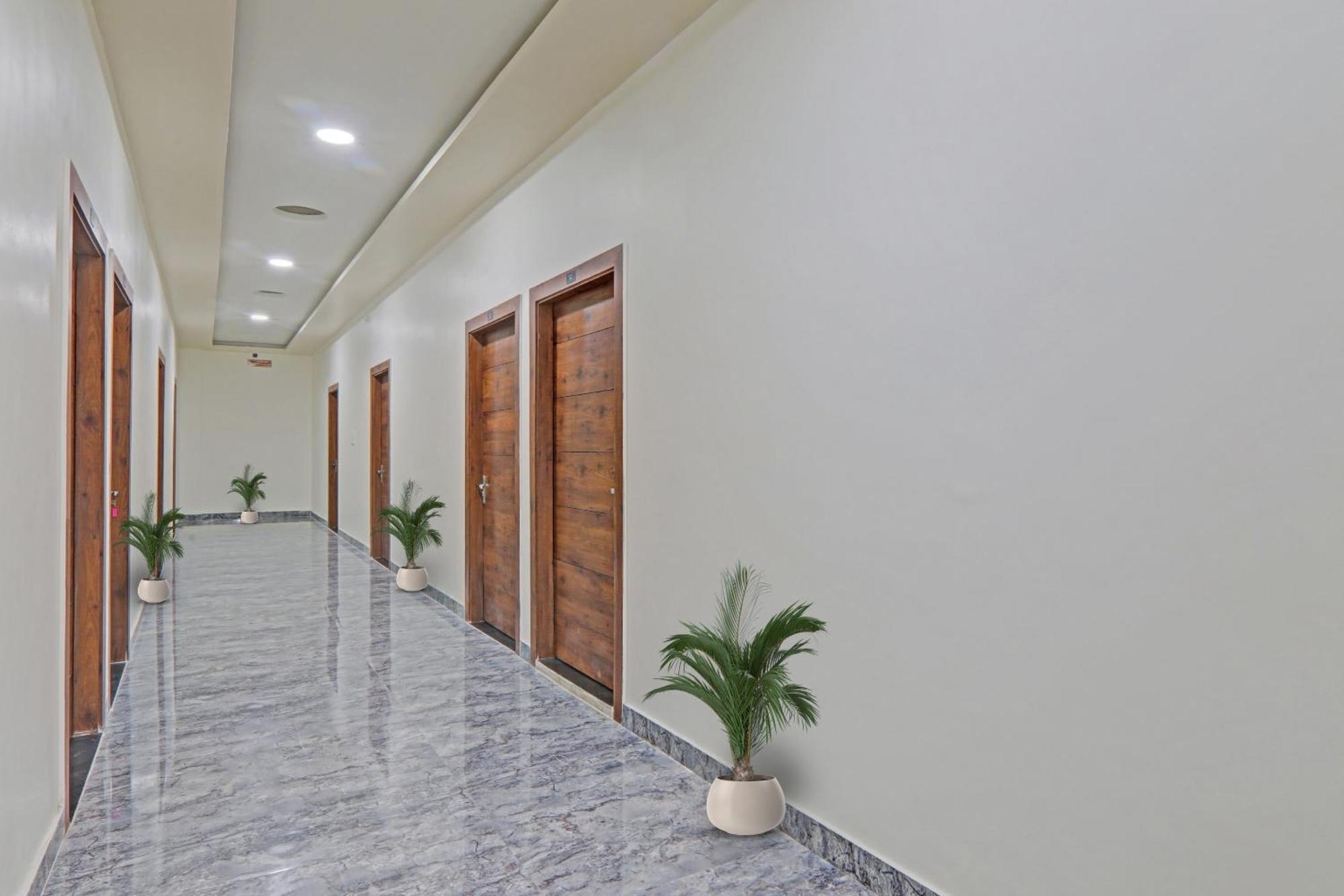 Townhouse P.S.Palace Near Amausi Metro Station Lucknow Exteriör bild