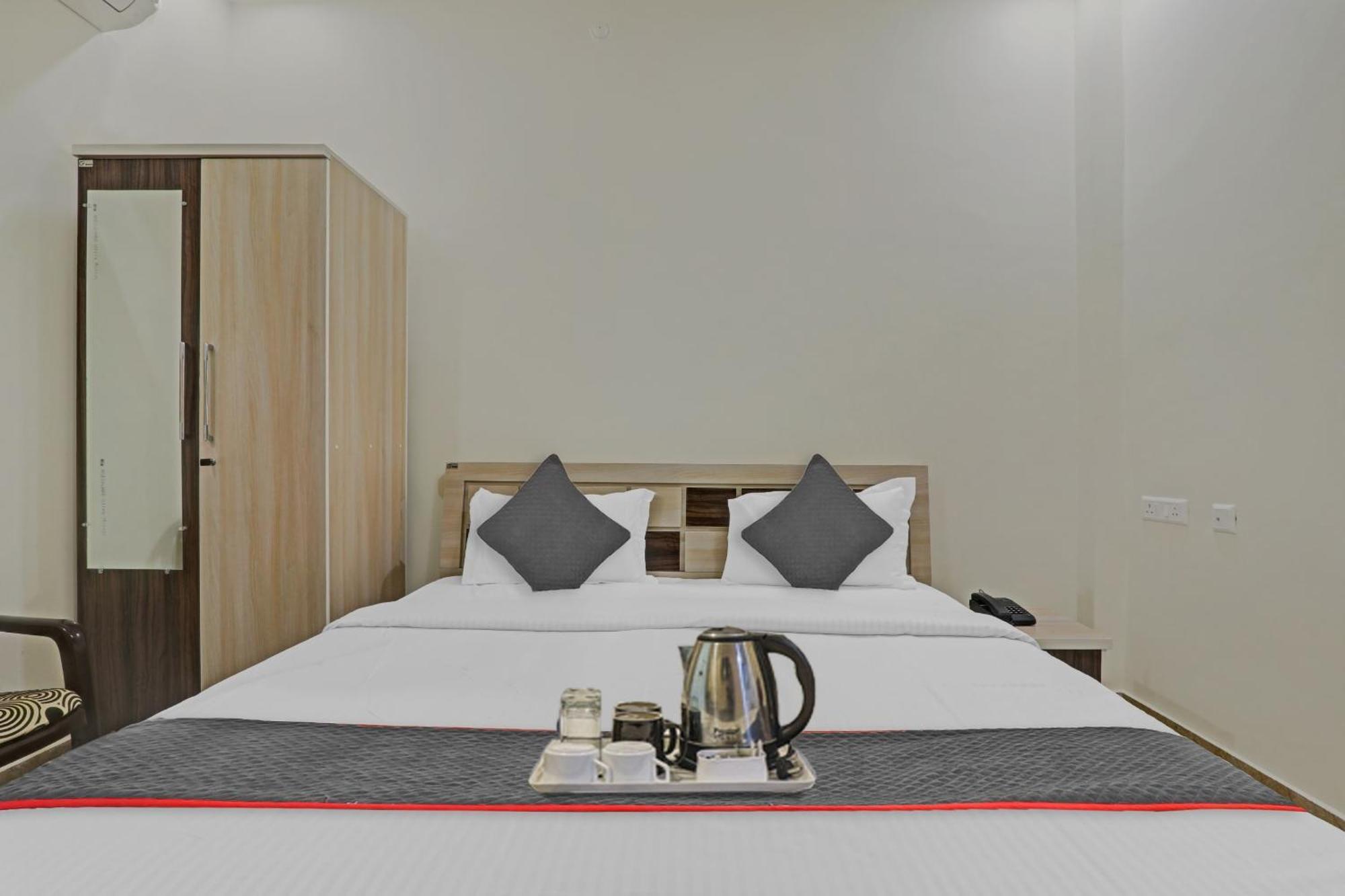 Townhouse P.S.Palace Near Amausi Metro Station Lucknow Exteriör bild