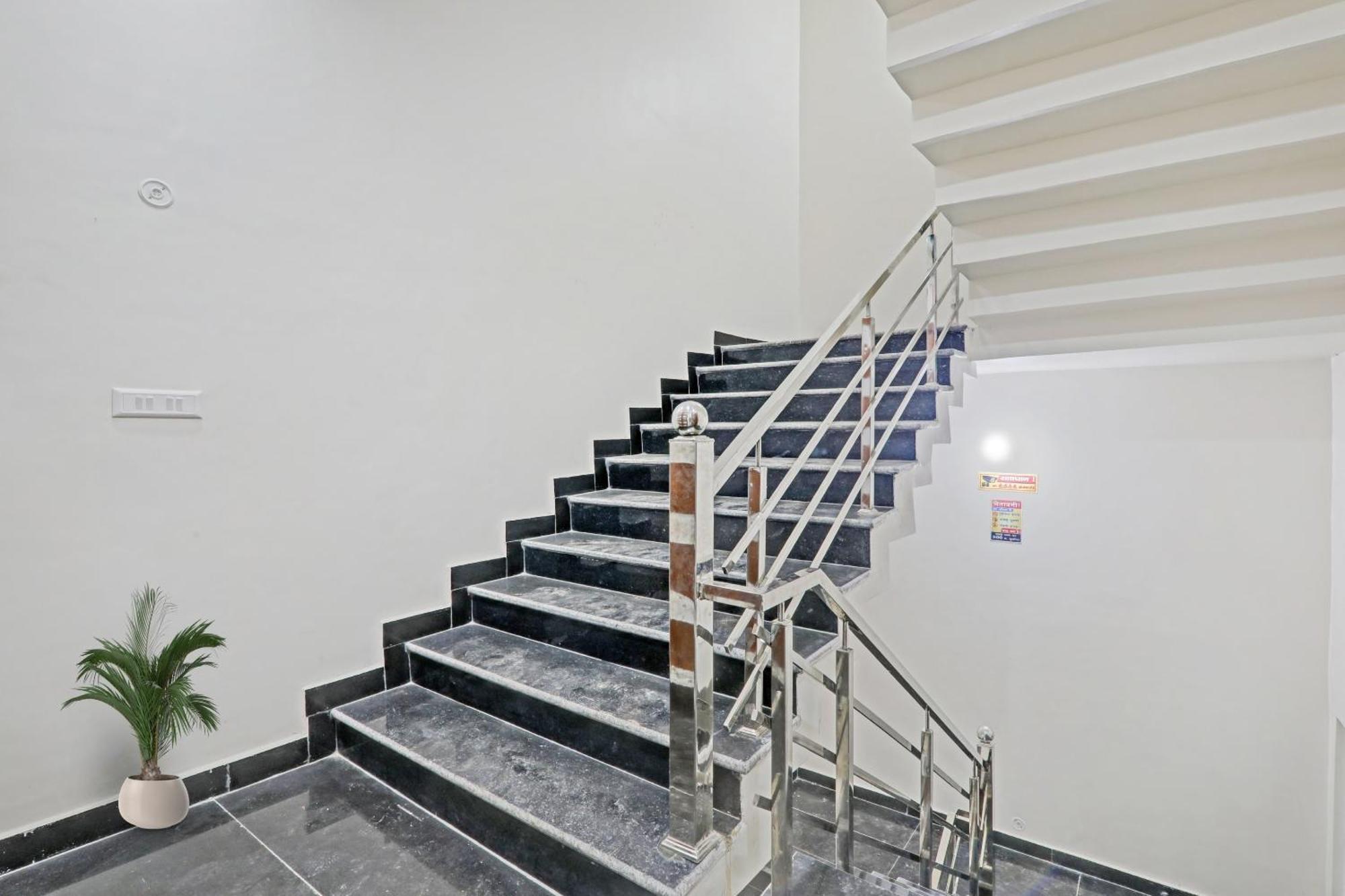 Townhouse P.S.Palace Near Amausi Metro Station Lucknow Exteriör bild
