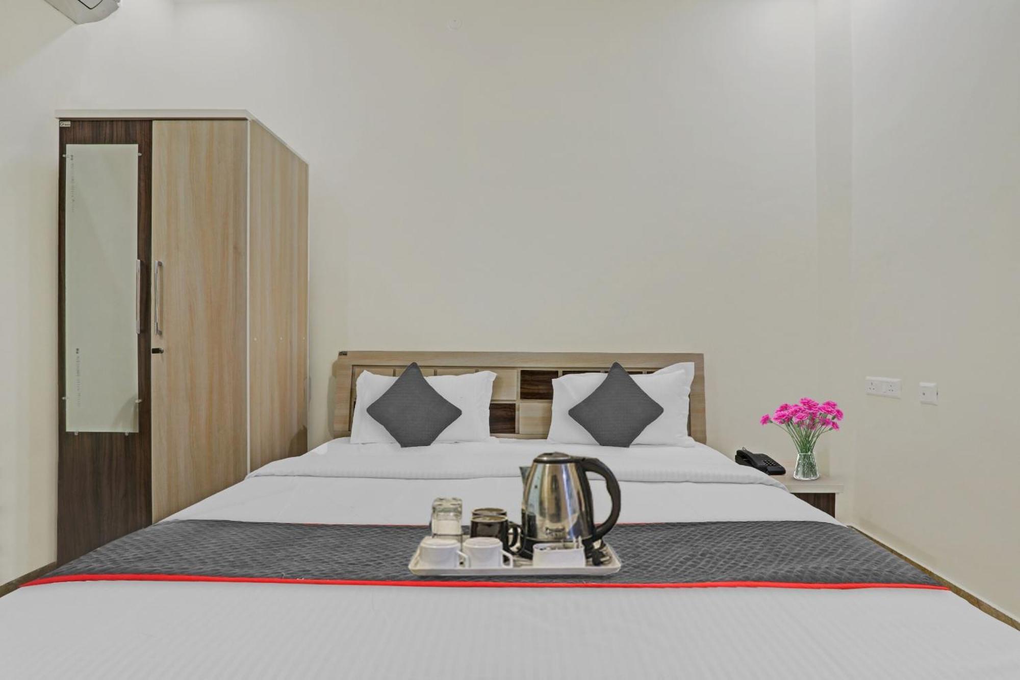 Townhouse P.S.Palace Near Amausi Metro Station Lucknow Exteriör bild