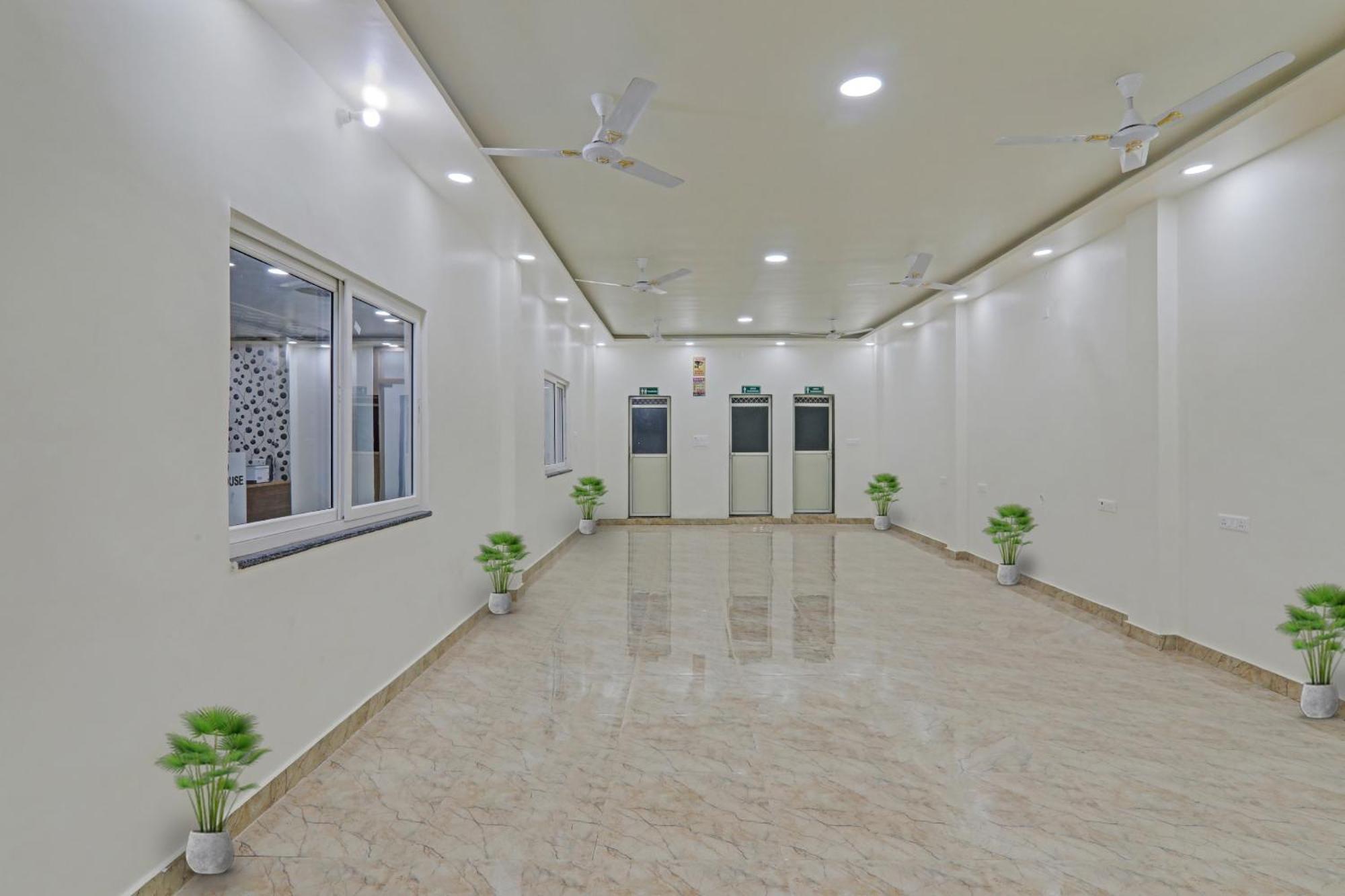 Townhouse P.S.Palace Near Amausi Metro Station Lucknow Exteriör bild