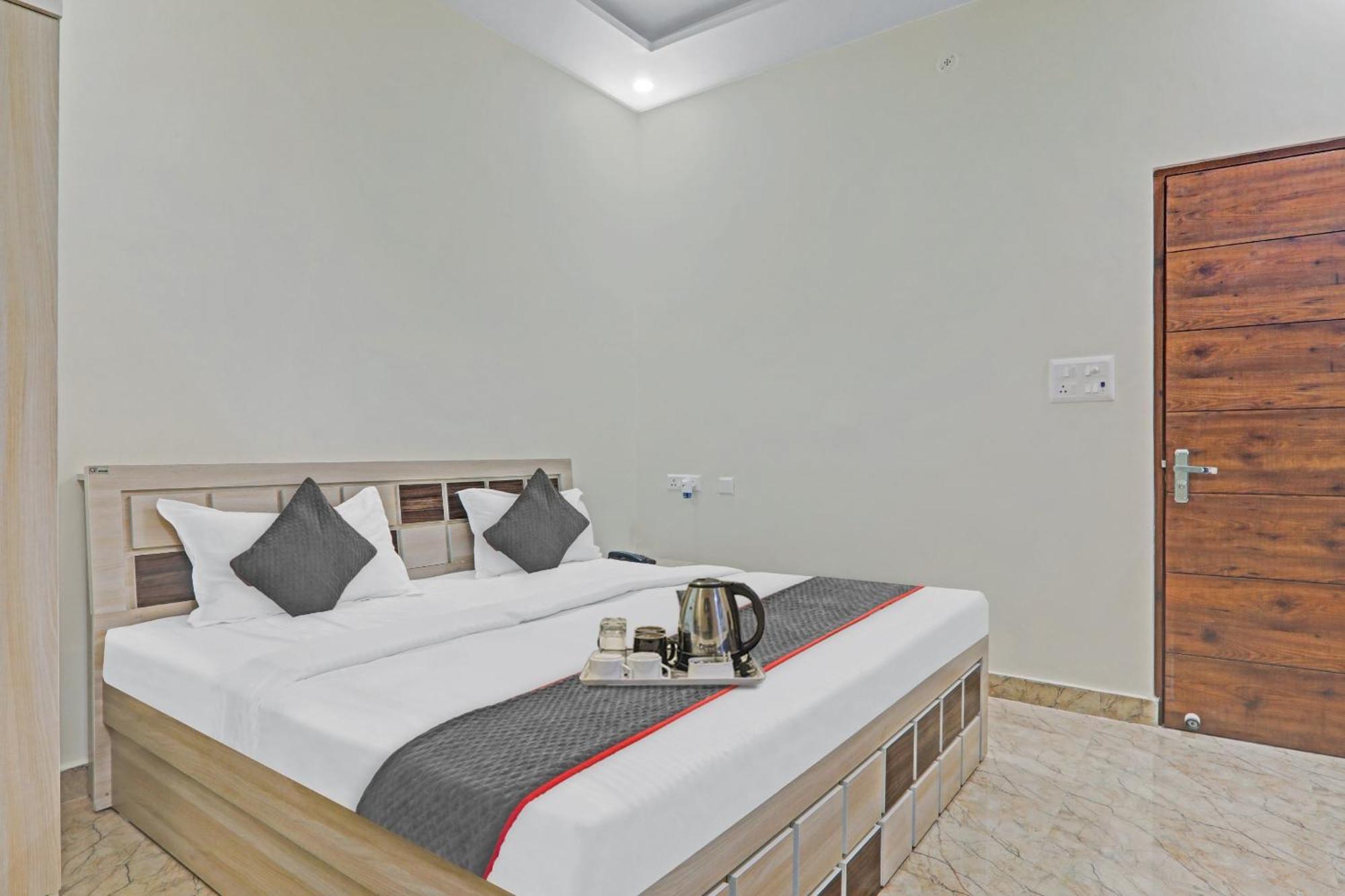Townhouse P.S.Palace Near Amausi Metro Station Lucknow Exteriör bild