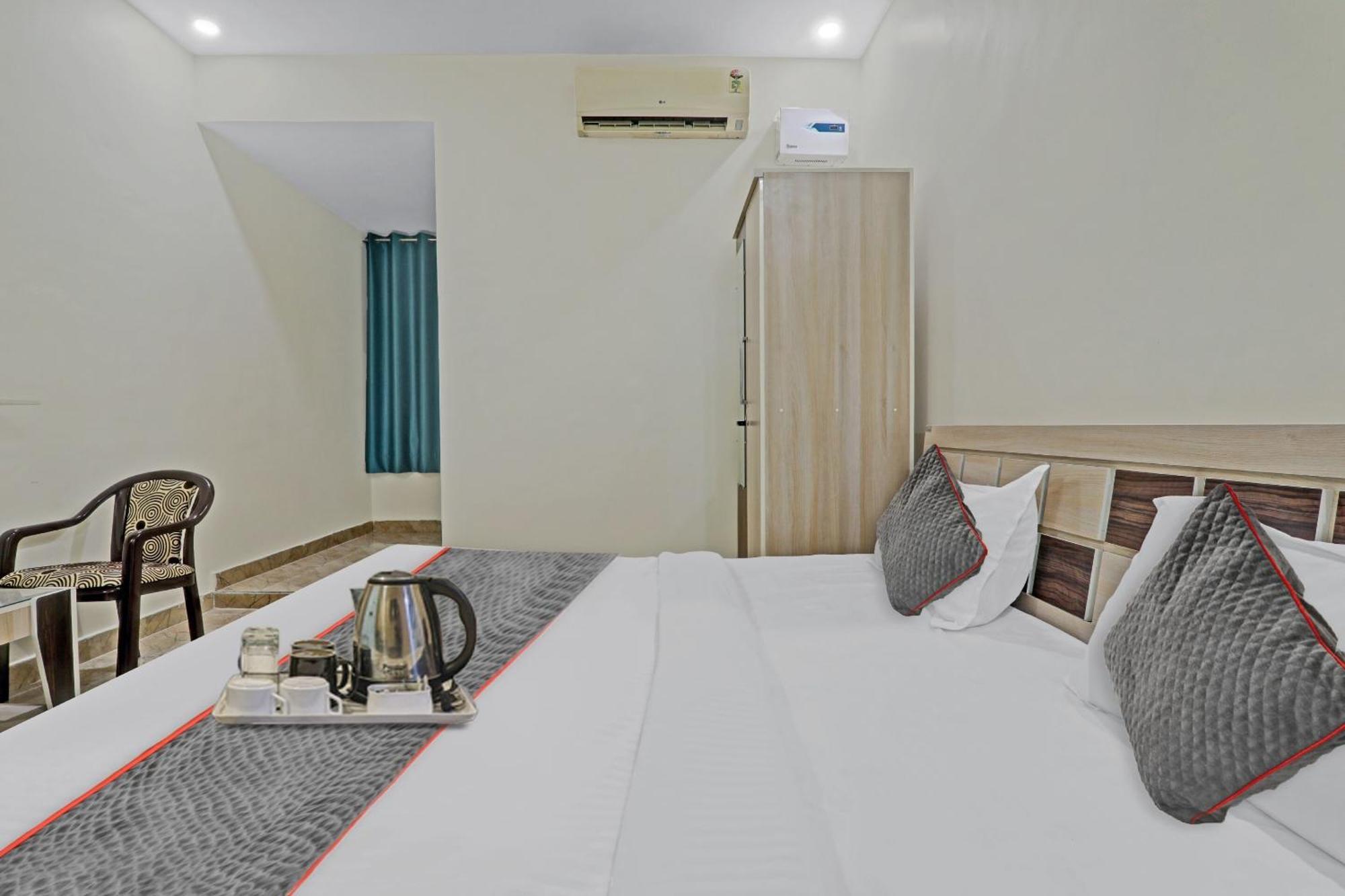 Townhouse P.S.Palace Near Amausi Metro Station Lucknow Exteriör bild