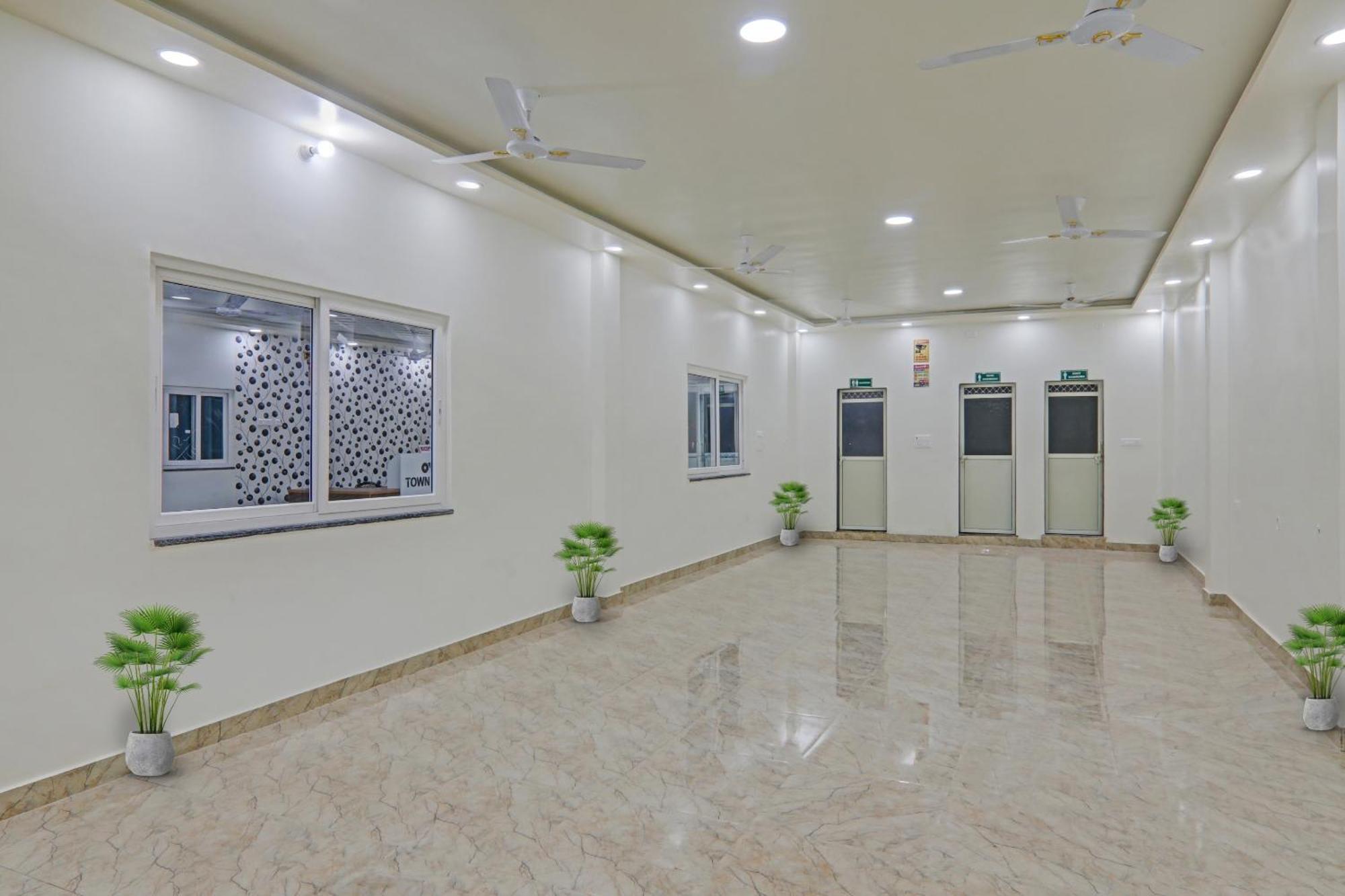 Townhouse P.S.Palace Near Amausi Metro Station Lucknow Exteriör bild